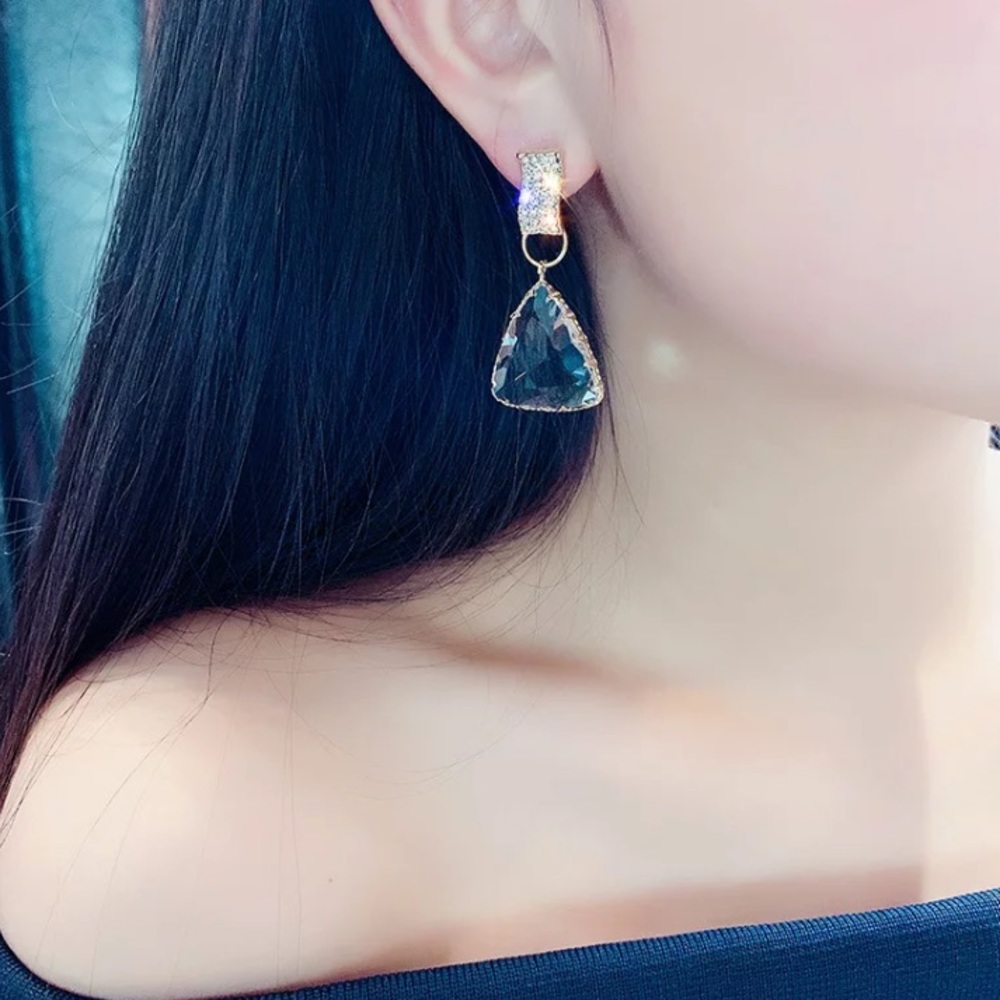 🌟 Triangle Transparent Rhinestone Drop Earrings - Picture 5 of 5